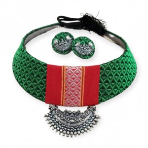 Khan fabric choker in green with red border