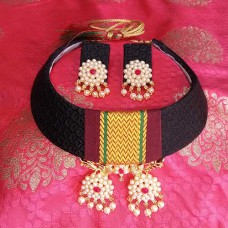 Khan fabric choker in black with maroon border